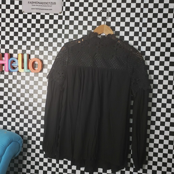 JUST IN ‼️Lace detail mock neck top - Picture 5 of 8